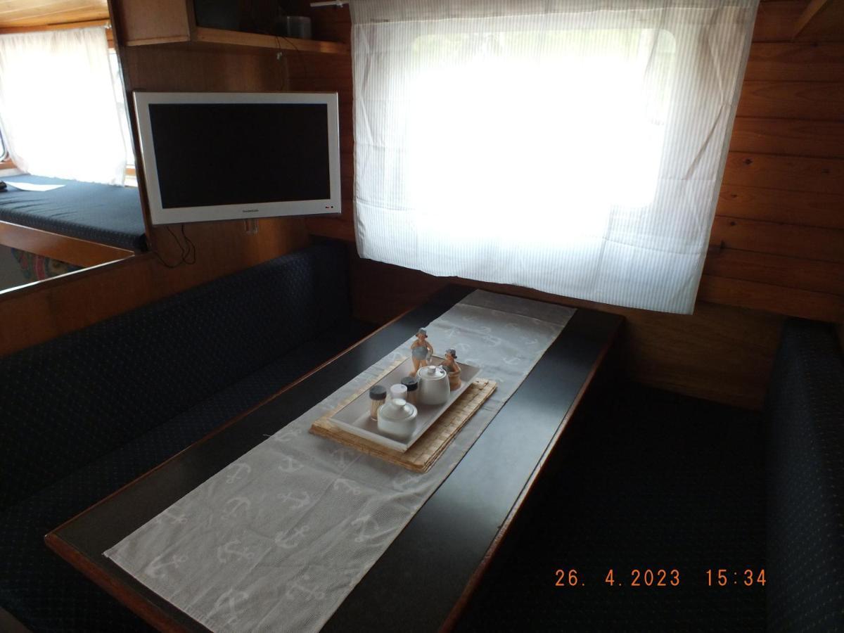 Zouw Hausboat Zakotven -Pouze Ubytovani Roudnice nad Labem Bagian luar foto