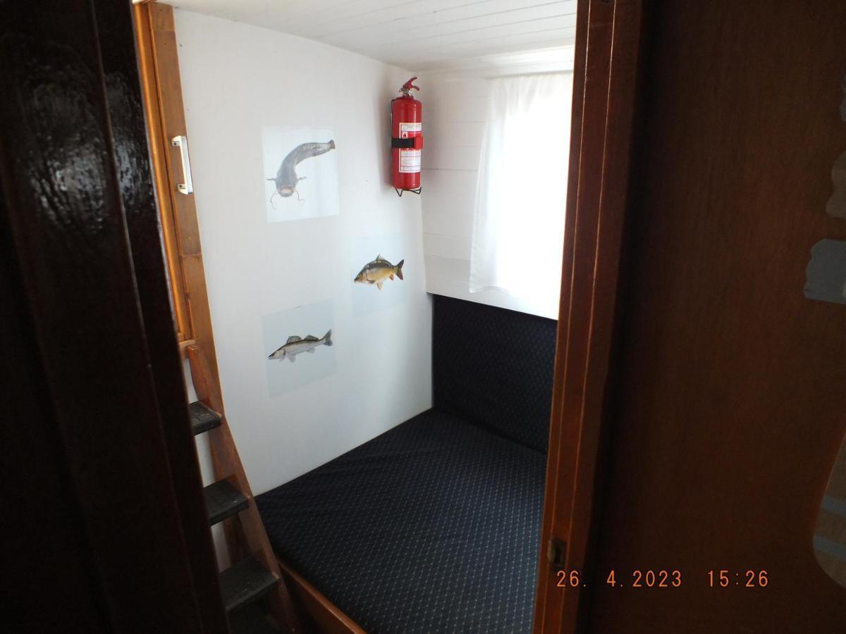Zouw Hausboat Zakotven -Pouze Ubytovani Roudnice nad Labem Bagian luar foto