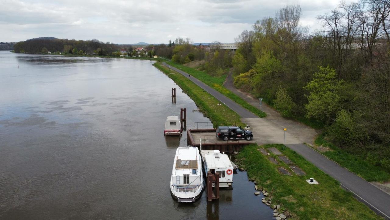 Zouw Hausboat Zakotven -Pouze Ubytovani Roudnice nad Labem Bagian luar foto