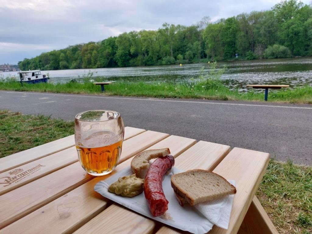 Zouw Hausboat Zakotven -Pouze Ubytovani Roudnice nad Labem Bagian luar foto